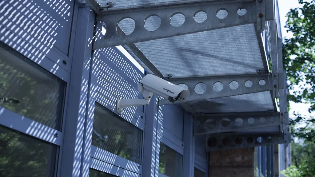 Cámara de vigilancia en la fachada del centro de datos