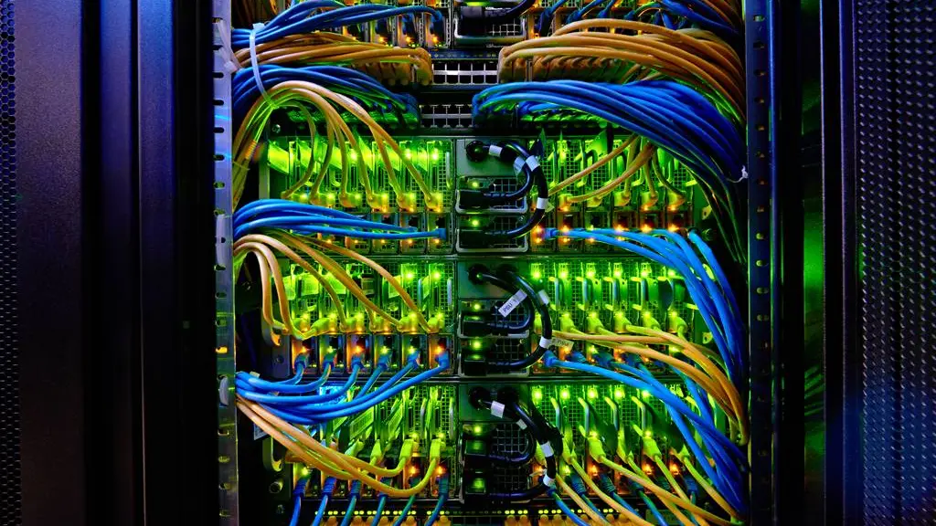 Cableado de fibra óptica en un armario de servidores del centro de datos